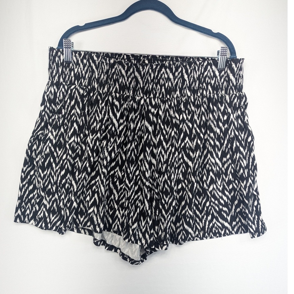 Terra & Sky Black White Chevron Ikat Smocked Waist Shorts Plus Size 1X 16W-18W